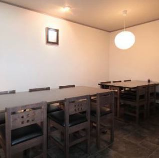 You can use it as a private room from 6 people.(It is a type that is separated by a door)