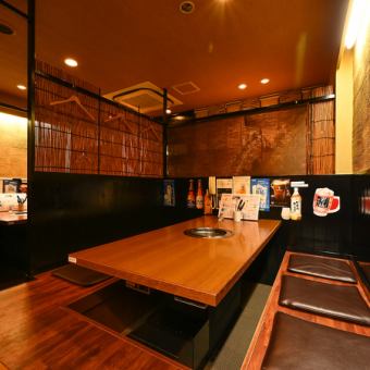 大型宴会向けに掘りごたつの座敷席を多数ご用意！ロールスクリーンが設置され、半個室感覚でプライベートな時間を保ちながら楽しめます☆黒を基調とした店内は落ち着きのある雰囲気です。