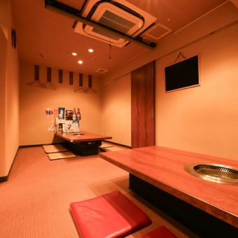 黒を基調とした店内に、茶色のテーブルや床であたたかさもありつつシックな雰囲気を演出。普段使いはもちろん、記念日利用やデート、友人・家族とのお食事にもぴったりです★お座敷は８名様席までですが、補助席を含め10名様まで対応可能です◎