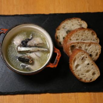 Ajillo of oysters and oil sardines