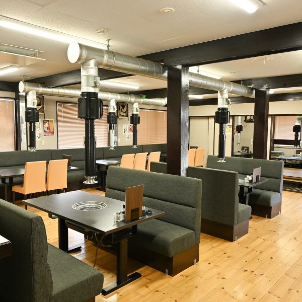 【貸切でのご利用も歓迎！】32～48名様まで対応可能！プライベート感たっぷりの空間で、会社宴会や友人との大規模なお集まりに最適です♪特別なひとときを、ゆったりとした雰囲気の中でお楽しみいただけます。大人数でも広々と過ごせるスペースで、楽しい時間をお過ごしください！