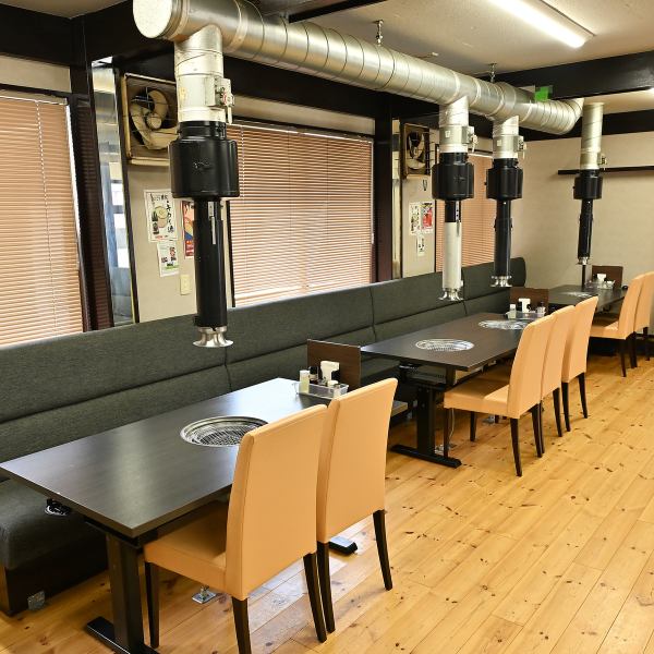 【テーブル席】少人数のグループに最適なテーブル席！お食事を楽しむにはうってつけの明るく落ち着いた雰囲気で、ご友人やご家族との会話が弾むこと間違いなしです♪初めてのご来店でも温かみを感じる心地よい店内で、焼肉やホルモンを存分にご堪能ください。居心地の良さが魅力の空間です☆