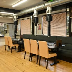 我们的桌子氛围舒适温馨，非常适合举办小型聚会！