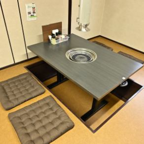 您可以在下沉式被炉座位上舒展双腿，在轻松的氛围中享用烤肉。