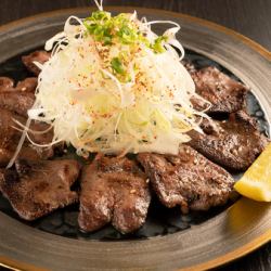 Sliced beef tongue with salt and green onion