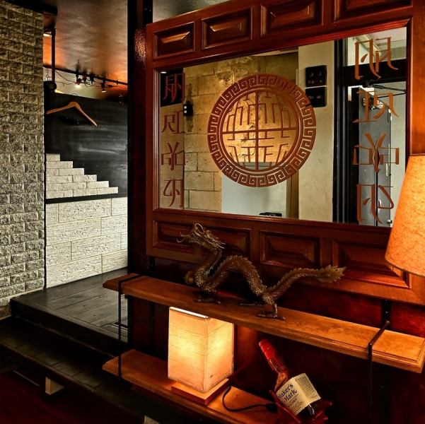 アを開けると、目の前には堂々とした龍のオブジェが現れ、まるで異世界へ足を踏み入れたような非日常感に包まれます。中華の香り漂う店内は、思わずワクワクする“雰囲気自慢”です！