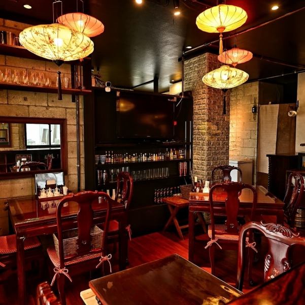 モダンな雰囲気の店内では、貸し切りにも対応しております。照明には提灯が吊り下げられ、どこか非日常を感じる空間が広がります。まるで異世界に迷い込んだような雰囲気の中で、こだわりのお料理とお酒をじっくりお楽しみいただけます！