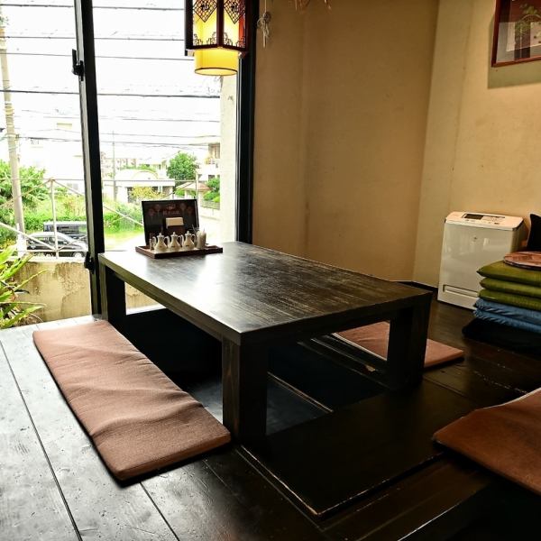 掘りごたつの個室を完備しており、お友達との集まりやデートなどさまざまなシーンで利用可能です。モダンで落ち着いた店内は、まるで非日常の世界に迷い込んだかのような特別な雰囲気。こだわりのお料理とお酒とともに、ゆったりとしたひとときをお楽しみいただけます。