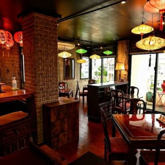 四名席は、お友達とのお食事会や飲み会にぴったりの空間です。ゆったりと座れる席で、美味しい料理やお酒を囲みながら、楽しい時間をお過ごしいただけます。賑やかさと落ち着きがほどよく調和した店内で、普段とは少し違う非日常のひとときをお楽しみください。