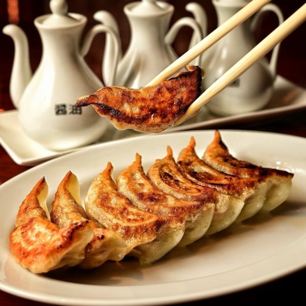 【焼き餃子 8個】自家製の皮！パリッともっちり食感と溢れる肉汁がたまらない焼き餃子