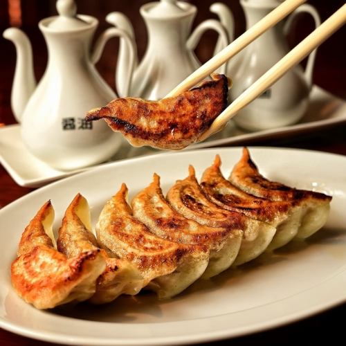 【焼き餃子 8個】自家製の皮！パリッともっちり食感と溢れる肉汁がたまらない焼き餃子