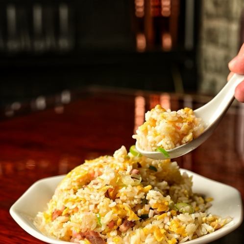 【チャーハン】米一粒まで旨味をまとった本格黄金チャーハン