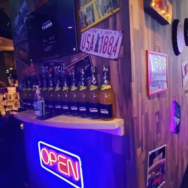 アメリカンテイストな店内♪TABOOオリジナルのボトルなどもあります♪