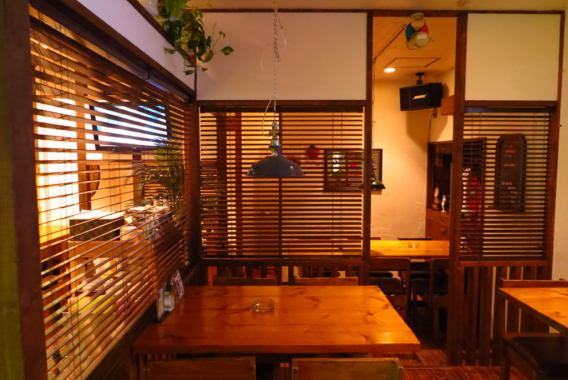 木のぬくもり溢れる店内はまるでお洒落なログハウス！海外のホームパーティにお呼ばれした気分を味わえます♪全席テーブル。団体にも対応致します。