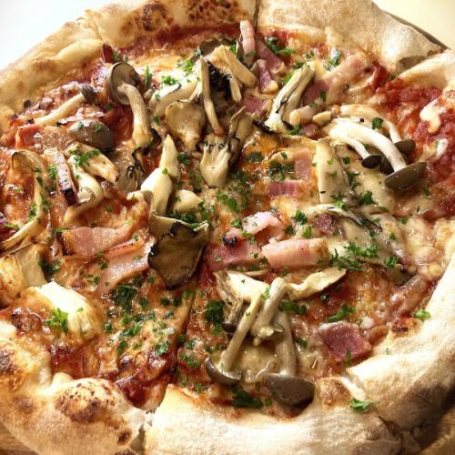 どれをとっても替わり映えしないが
秋なので「ベーコンと4種キノコのピザ　トリフ風味」
トリフがミソ