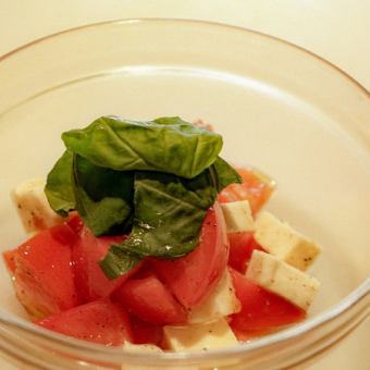 Tomato, mozzarella and basil salad