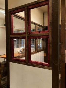 壁に穴を開けて窓をつ