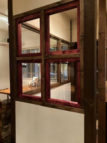 我在牆上鑿了個洞，開了一扇窗。