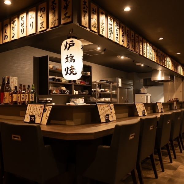 【ソファでゆっくり自慢のカウンター席（12席）】ペアのお客様、シェフとの会話を楽しみたいお客様におすすめ！リラックスできるソファー席に座って、ゆっくりと調理風景を見ながら楽しんでいただけるお席。おしゃべり店長と会話をしながら至福のひと時をお過ごしください！橿原神宮前駅東出口から徒歩2分と好アクセス★
