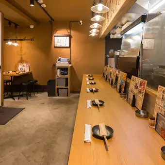 【テーブル席（1階）】少人数でも利用しやすいテーブル席をご用意。友人同士の飲みや仕事帰りの軽い食事にもぴったりで、程よい距離感で会話を楽しめます。気軽な飲み会から普段使いまで幅広く活躍するお席です。