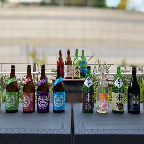 晚上，您可以享用肉吧和来自日本各地的清酒，每周更换一次！