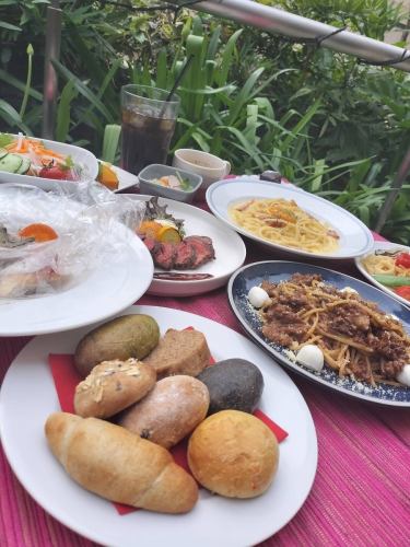 新鲜出炉的面包休闲套餐（2,180日元起）