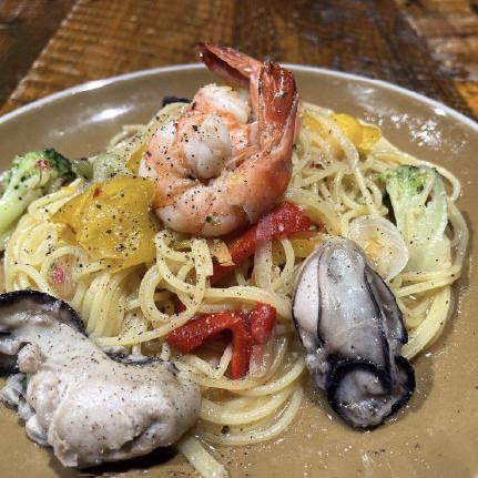 牡蠣と海老の地中海パスタ