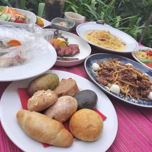 焼きたてパンのカジュアルコース(2728円より)