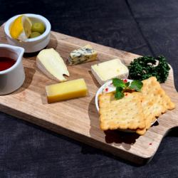 本日のチーズ盛合せーブルンジのはちみつ添えー