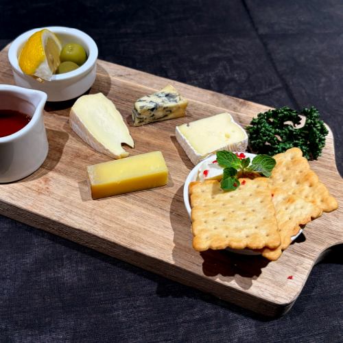 本日のチーズ盛合せーブルンジのはちみつ添えー