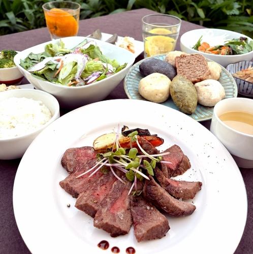 Bread & Steak Lunch featuring Oita Prefecture's Oita Wagyu beef