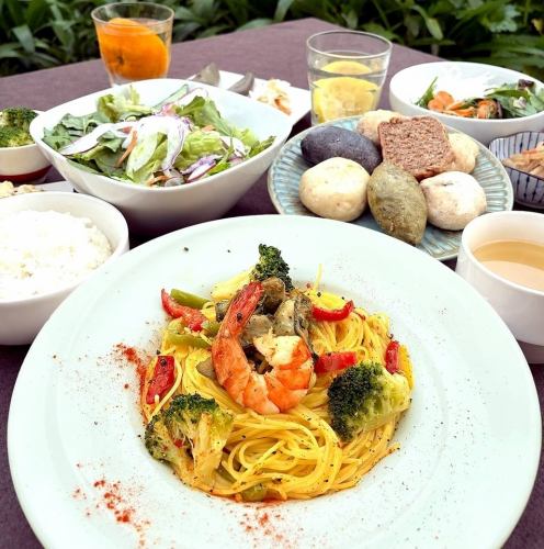 Bread & Pasta Lunch: Mediterranean-style oil pasta with Uramura oysters and shrimp