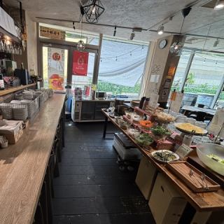 ランチタイムはサラダバイキング。夜は大テーブルに変わります