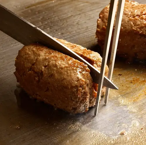 No fillers used! The owner's proud 100% beef hamburger steak ☆