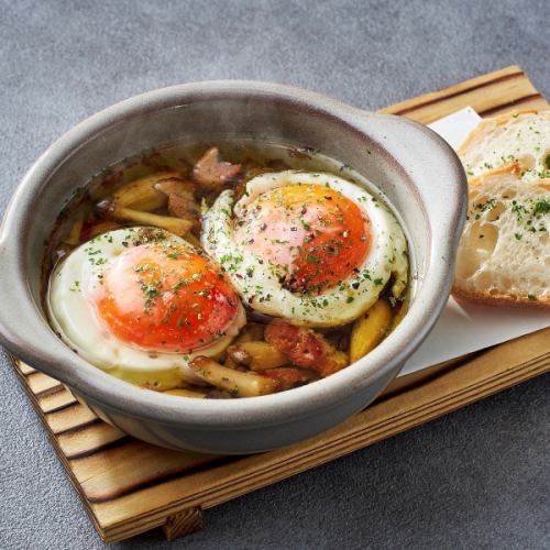 目玉焼きアヒージョ