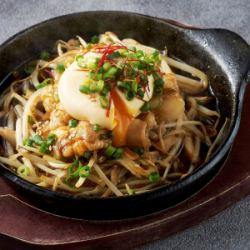 とろーり玉子の牛ホルモン鉄板焼き