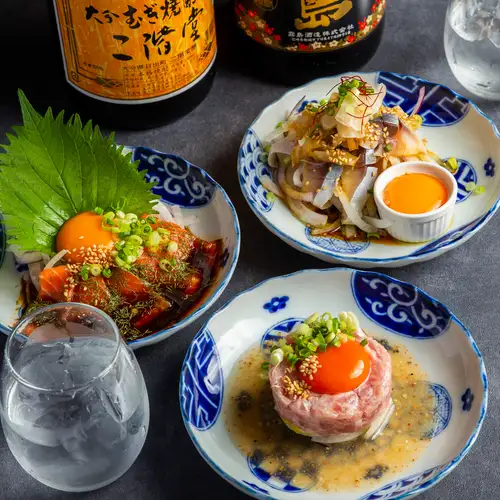 素材をごちそうに。肉に魚に野菜に鍋に、彩りを添える♪飲み放題付コースでは一段とお楽しみ頂けます。