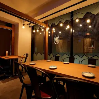 ●-上階／半個室席-●多数ご用意ございます。2名様～14名様まで幅広くご利用頂けます。ご利用人数に合わせて“のれん／ロールスクリーン”で仕切ることも可能です。お電話でもお席の確認、予約承ります！