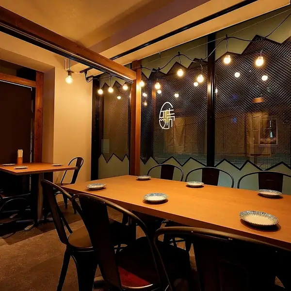 Our open-plan seating area on the lower floor boasts high ceilings and large windows, creating a spacious and relaxing atmosphere where you can enjoy our egg dishes at your leisure! We also have counter seating for two in the open kitchen area.Please feel free to use our restaurant for dates, meals with your spouse, or a casual drink after work.
