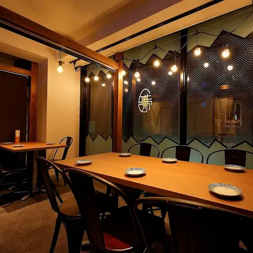 <p>Our open-plan seating area on the lower floor boasts high ceilings and large windows, creating a spacious and relaxing atmosphere where you can enjoy our egg dishes at your leisure! We also have counter seating for two in the open kitchen area.Please feel free to use our restaurant for dates, meals with your spouse, or a casual drink after work.</p>