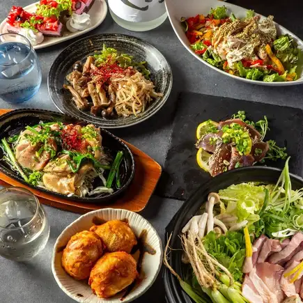 稀有！鐵板烤雞腿佐Mio雞肉芹菜火鍋♪ 2.5小時暢飲生啤酒《●-特選-●》共9道菜，6500日元