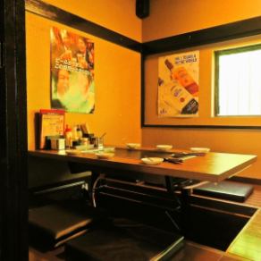 There are two tables with sunken kotatsu seating for four people, which can be converted into semi-private rooms by using a partition.You can enjoy your meal at your own pace without worrying about those around you.Perfect for a little private space with family and friends!