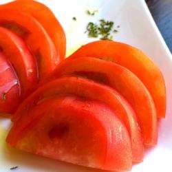 Tomato slices with olive oil