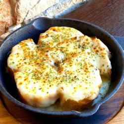 Bread gratin with white sauce