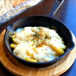Macaroni gratin with lots of cheese