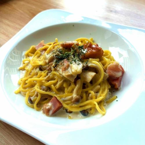 キノコとベーコンのアンチョビクリーム生パスタ