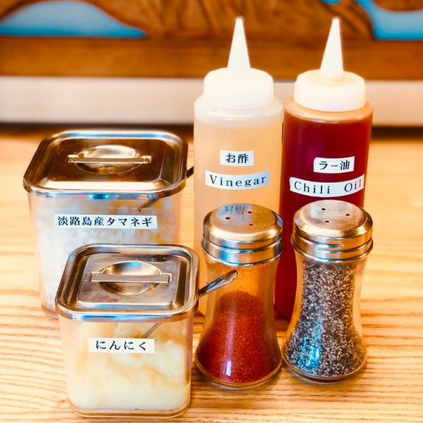 「無料」トッピングコーナーがあり、自分好みの一杯に仕上げることができます♪淡路島産タマネギ、刻みにんにく、お酢、ラー油、ブラックペッパー、一味唐辛子など...！油党では油そばを飽きずに食べるのにベストなトッピングばかり揃えております♪