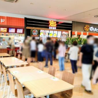 場所は「フレンド」と「はなまるうどん」の間！2025年8月17日（日）まで日乃屋カレーだった跡地にオープンしています！フードコート内のためお席も充実！ぜひお待ちしております♪