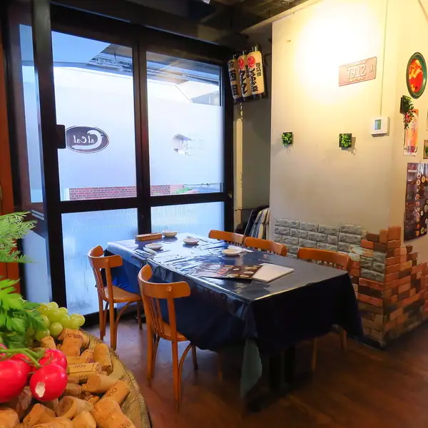 当店は二次会利用などにもぴったりな空間です◎お店を貸切にすれば、大型TVを使って私用のDVDを再生することも可能！主役へのサプライズ動画や思い出のシーンを流して、賑やかなパーティーをより一層盛り上げられます。お誕生日や記念日の特別演出も可能ですので、詳細はお気軽にご相談ください♪