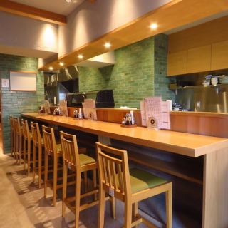 We have counter seats that are convenient for even one person., can be used comfortably by one person or two.There is also a counter that can accommodate up to 7 people.